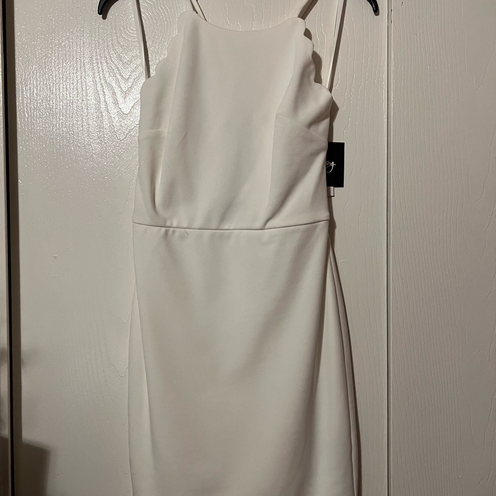 Elegant White Sleeveless Dress